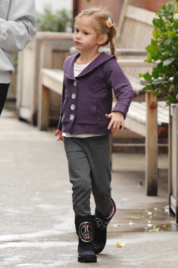 Violet Affleck en promenade avec ses deux filles à Los Angeles (22 décembre 2010)