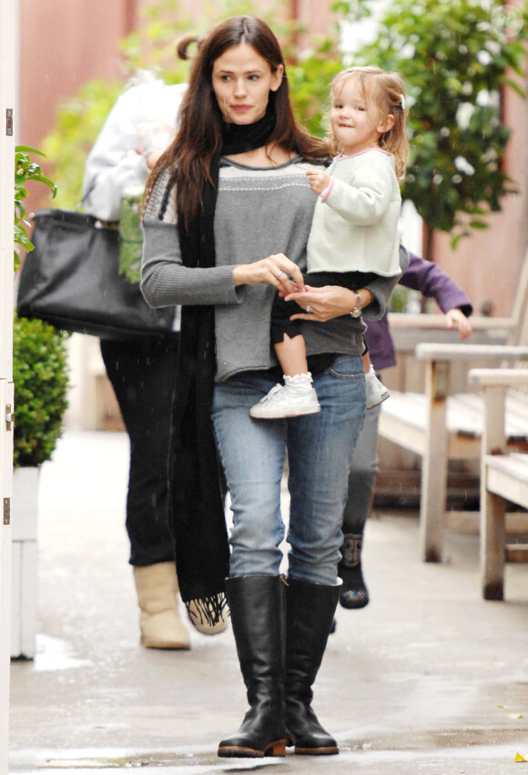 Jennifer Garner et Seraphina en promenade avec ses deux filles à Los Angeles (22 décembre 2010)