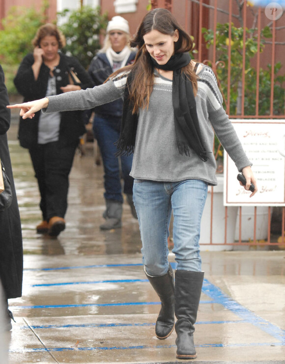 Jennifer Garner en promenade avec ses deux filles à Los Angeles (22 décembre 2010)