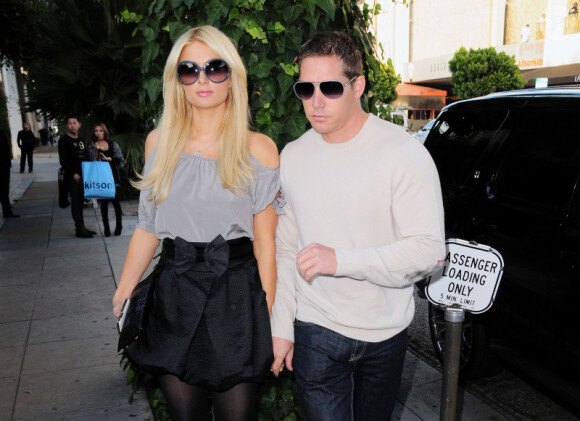 Paris Hilton et son petit ami Cy Waits arrivent au restauant Ivy à Los Angeles, le 2 décembre 2010.
