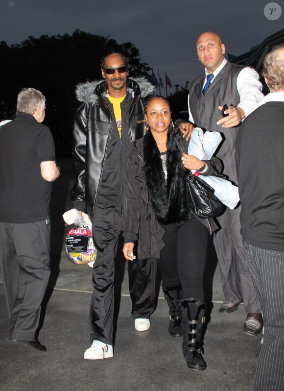Snoop Dogg et sa femme Shante au match des Lakers contre les Miami Heat le 25 décembre 2010 à Los Angeles