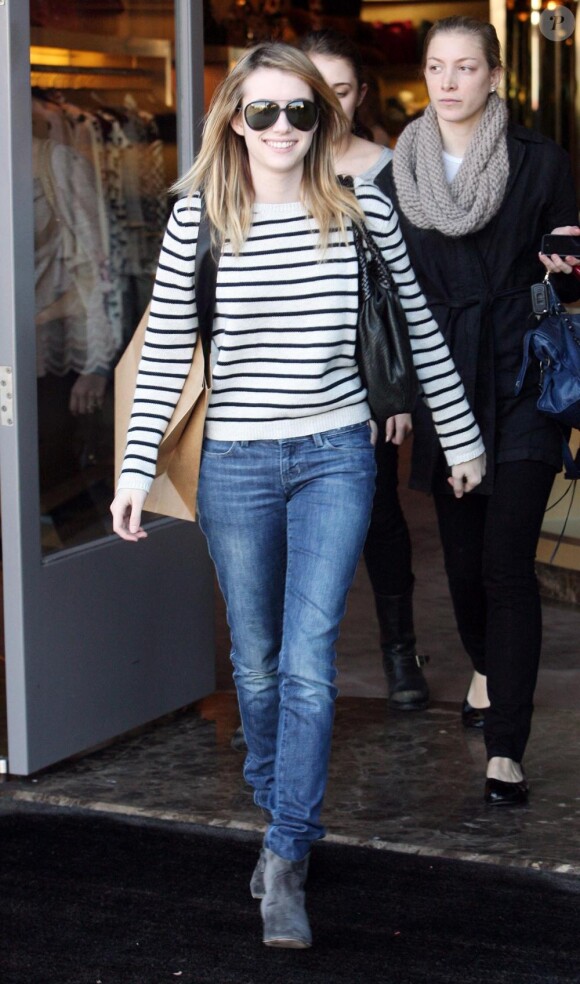 Emma Roberts fait du shopping à Beverly Hills, le 27 décembre 2010.
