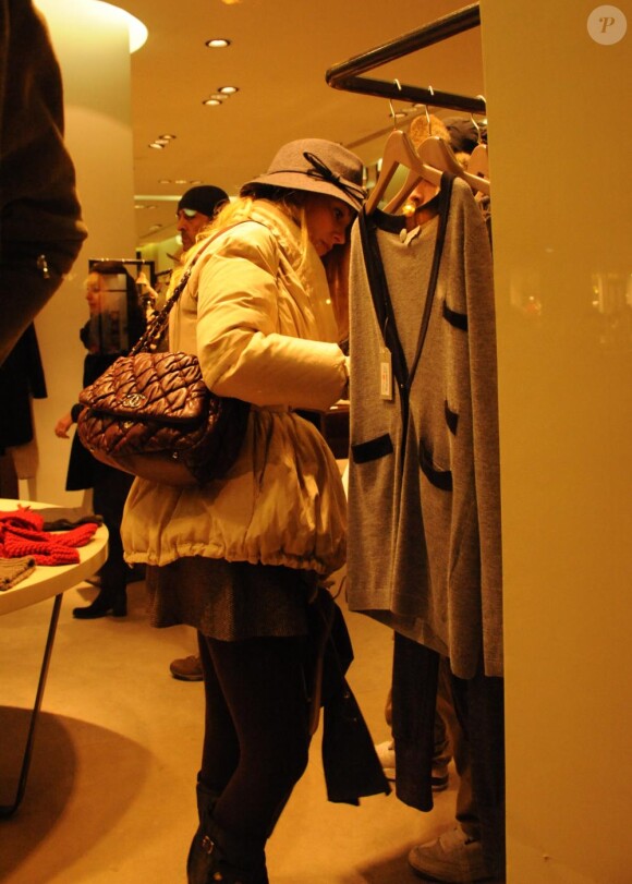 Blake Lively à Paris en décembre 2010 a fait son shopping dans le marais et n'a pas quitté son Chanel Bubble Bag