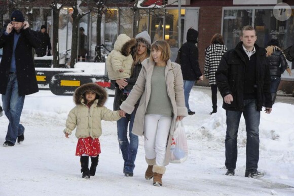 Elin Nordegren accompagnée de sa mère et de ses enfants Sam et Charlie à Stockholm, Suède, le 20 décembre 2010
