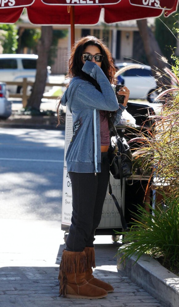 Vanessa Hudgens sort du dentiste à Studio City, Los Angeles, le 28 décembre 2010.