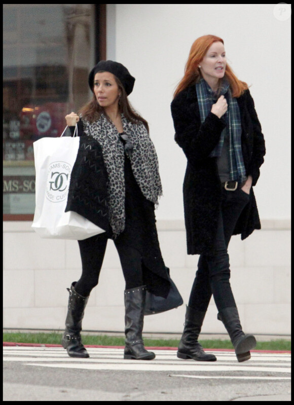Eva Longoria et Marcia Cross lors de leur shopping de Noël il y a quelques jours, fin décembre 2010 à Los Angeles...