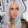 Lady Gaga a profité du premier janvier pour donner, cul nu, des détails sur son prochain album et le single Born this way.