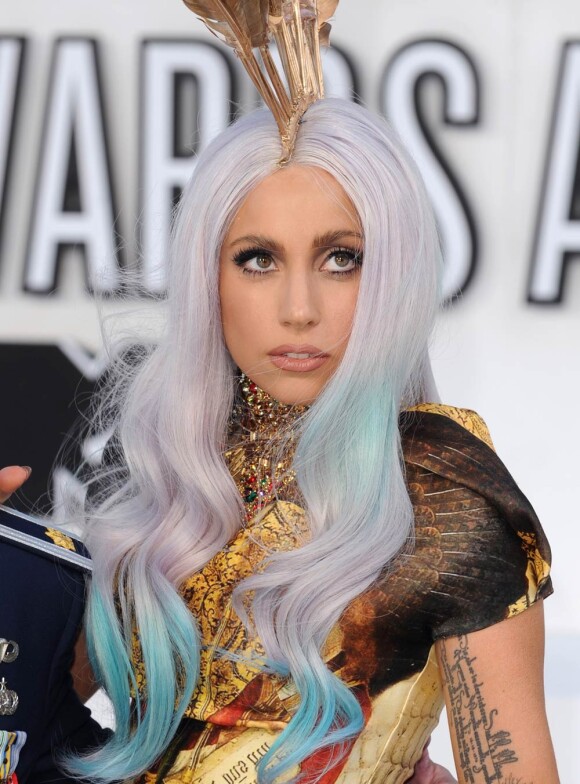 Lady Gaga a profité du premier janvier pour donner, cul nu, des détails sur son prochain album et le single Born this way.