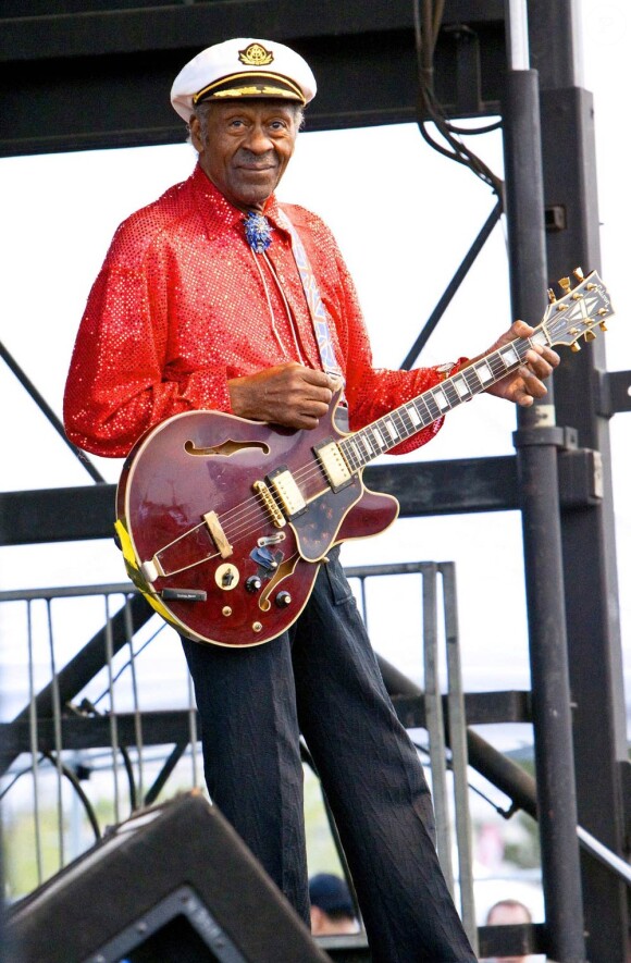 Chuck Berry, 84 ans, a fait un malaise lié à son état d'épuisement, lors de son concert à Chicago le 1er janvier 2010. Ce qui n'a pas empêché la légende de soigner sa sortie...