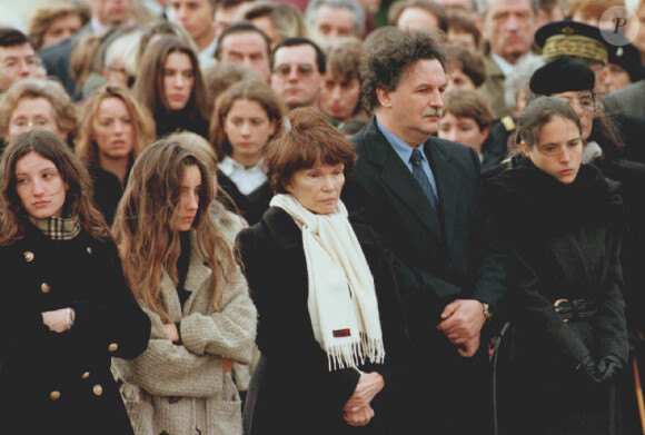 Les funérailles de François Mitterrand le 11 janvier 1996 : De droite à gauche, Mazarine Pingeot, Gilbert Mitterrand, Danielle Mitterrand, les petites-filles de François Mitterrand