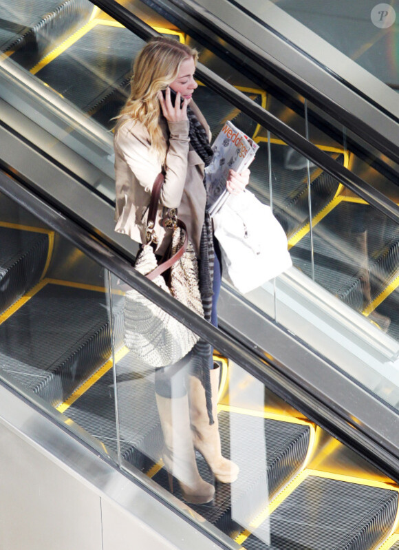 LeAnn Rimes au départ de l'aéroport de Washington avec des magazines de mariage sous le bras (4 janvier 2011)
