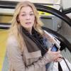LeAnn Rimes au départ de l'aéroport de Washington avec des magazines de mariage sous le bras (4 janvier 2011)