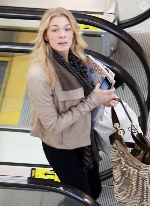 LeAnn Rimes au départ de l'aéroport de Washington avec des magazines de mariage sous le bras (4 janvier 2011)