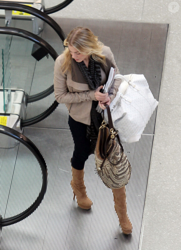 LeAnn Rimes au départ de l'aéroport de Washington avec des magazines de mariage sous le bras (4 janvier 2011)