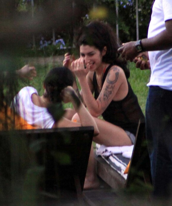 Amy Winehouse se prélasse au bord de la piscine de son hôtel, à Rio de Janeiro, Brésil, le 7 janiver 2011