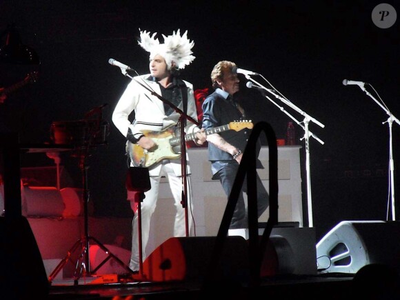 Johnny Hallyday et Matthieu Chedid sur scène à Montpellier, le 3 décembre 2010