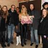 Shakira reçoit un disque de platine pour son album 'Sale el Sol' lors de son concert à Bercy en décembre 2010