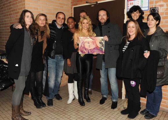 Shakira reçoit un disque de platine pour son album 'Sale el Sol' lors de son concert à Bercy en décembre 2010
