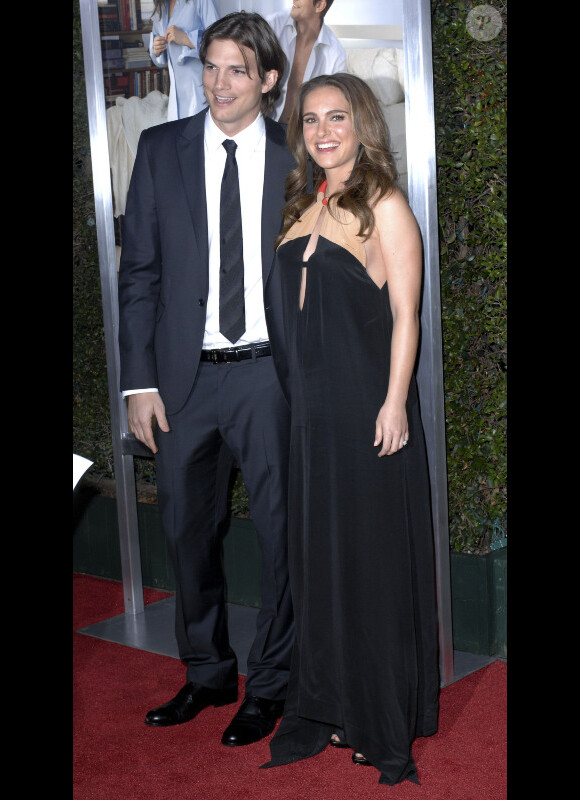 Natalie Portman, enceinte et radieuse, aux côtés d'Ashton Kutcher pour la première de No Strings Attached le 11 janvier 2011 à Los Angeles