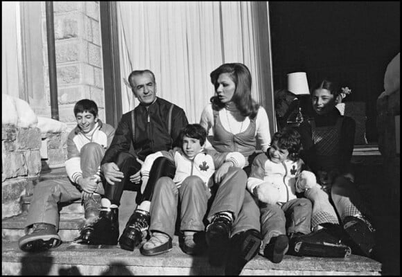 Farah Diba, son époux le shah d'Iran et leurs enfants Reza, Ali, Leila et Farahnaz. 1973
