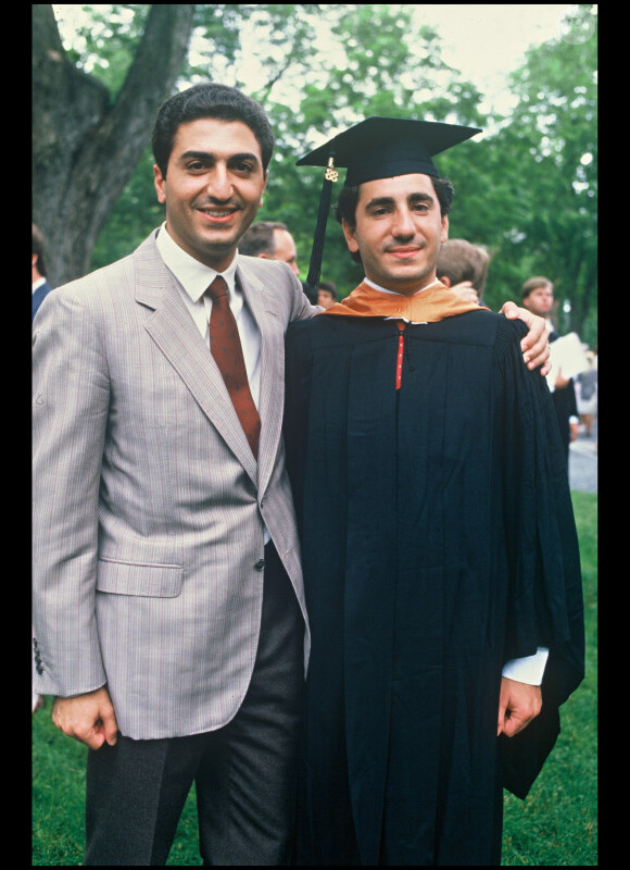 Ali, lors de sa remise de diplôme en 1988, accompagné de son frère Reza.