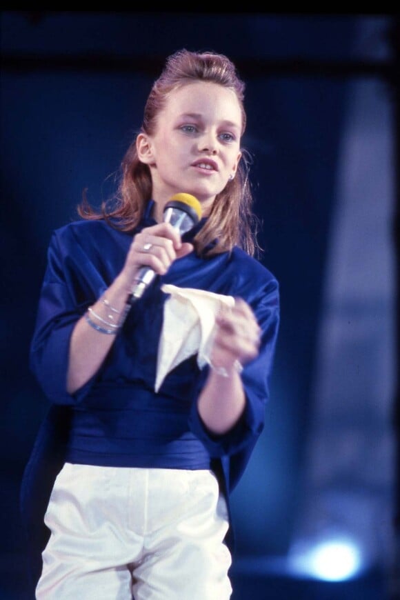 Vanessa Paradis présente pour un concours à Milan sa chanson La Magie des surprises parties, signée des Forbans. Nous sommes en 1985, deux ans avant la tornade Joe le taxi.