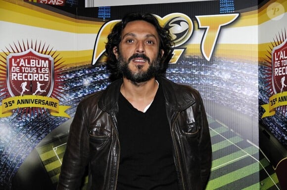 L'acteur Olivier Sitruk assiste au plus long match de football du monde, organisé par Panini, à l'occasion de la publication du 35e album de stickers des joueurs de football de Ligue 1 et Ligue 2.