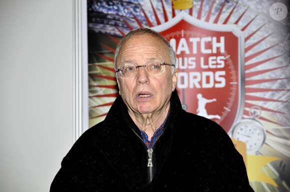 Le commentateur sportif Thierry Roland assiste au plus long match de football du monde, organisé par Panini, à l'occasion de la publication du 35e album de stickers des joueurs de football de Ligue 1 et Ligue 2.