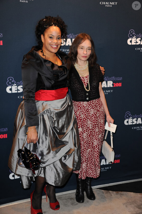 Yahima Torrès et Elina Lowenshon lors de la soirée des Révélations organisée par l'Académie des César et le bijoutier Chaumet à Paris le 17 janvier 2011