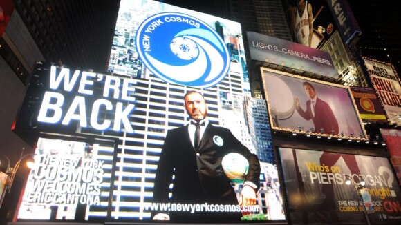 Eric Cantona : A Times Square, il est acclamé comme un roi !