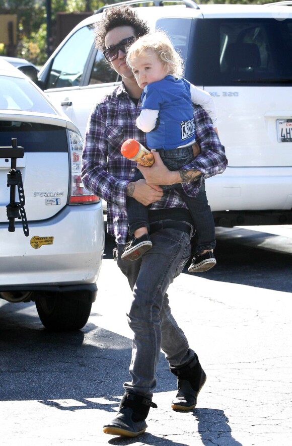 Pete Wentz emmène son petit Bronx chez Starbucks à Beverly Hills, Los Angeles, le 18 janvier 2011