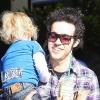 Pete Wentz emmène son petit Bronx chez Starbucks à Beverly Hills, Los Angeles, le 18 janvier 2011