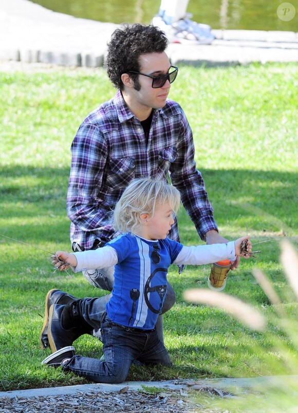 Pete Wentz profite de son petit Bronx dans un parc de Beverly Hills, Los Angeles, le 18 janvier 2011