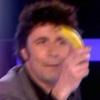 Christophe Carrière propose une banane à Clara dans l'émission Touche pas à mon poste sur France 4, présentée par Cyril Hanouna