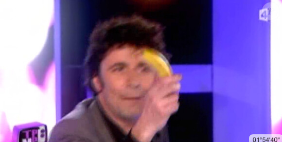 Christophe Carrière propose une banane à Clara dans l'émission Touche pas à mon poste sur France 4, présentée par Cyril Hanouna