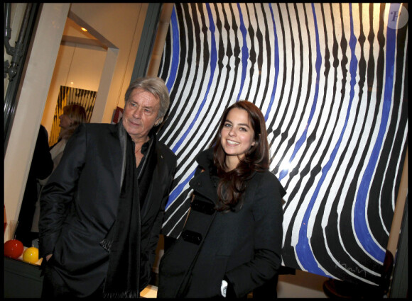 Alain Delon et sa fille Anouchka lors du vernissage de l'exposition de Marcos Marin sur les "Icônes du XXe siècle" à la galerie Caplain-Matignon à Paris le 24 janvier 2011