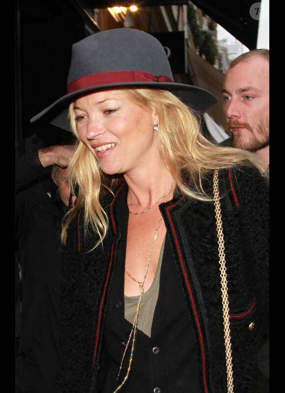 Kate Moss lors d'une séance shopping à Paris le 25 janvier 2011