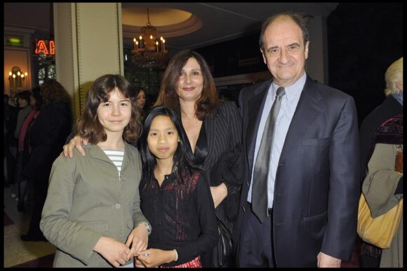 Pierre Lescure et son épouse Frédérique en famille, au théâtre Marigny, en 2010.