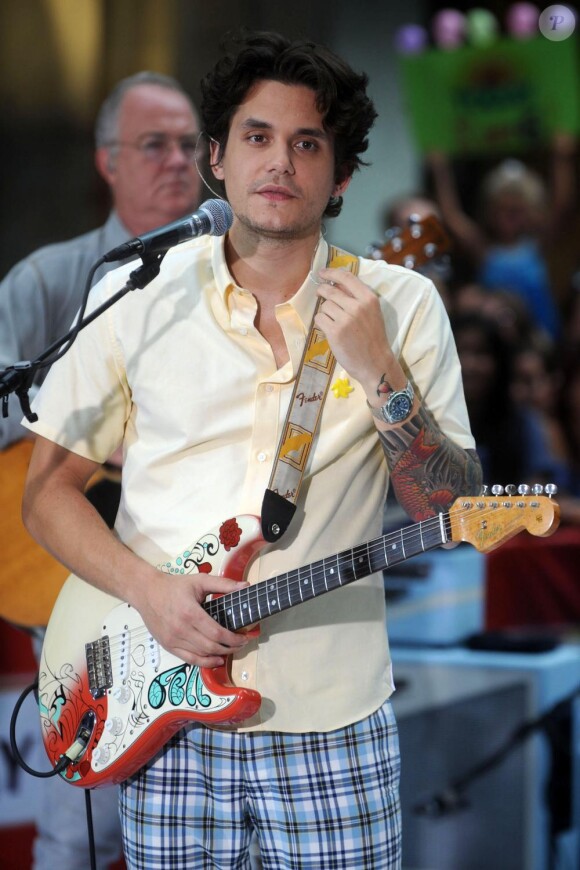 John Mayer est neuvième du classement des 10 hommes les moins bien habillés de 2010 selon le magazine Esquire.