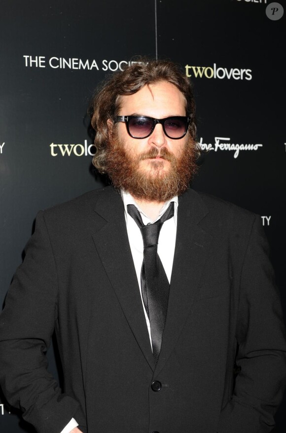 Joaquin Phoenix est quatrième du classement des 10 hommes les moins bien habillés de 2010 selon le magazine Esquire.