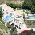 Cette propriété, située dans le quartier de Hollywood Hills, s'étend sur une plus de 8 000 m². C'est là que Brittany Murphy, en décembre 2009, et son époux Simon Monjack, en mai 2010, sont morts.  