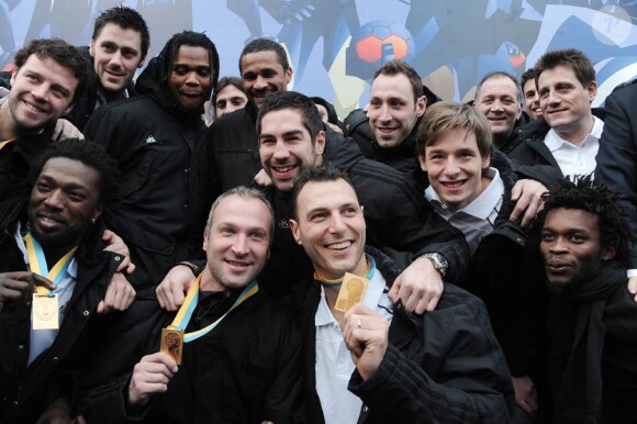 Les héros du hand français, qui ont décroché le 30 janvier 2011 la quatrième couronne mondiale de l'histoire de ce sport en France, ont fait un retour triomphal le 31, accueillis à Roissy, à l'Elysée, puis au store Adidas des Champs.