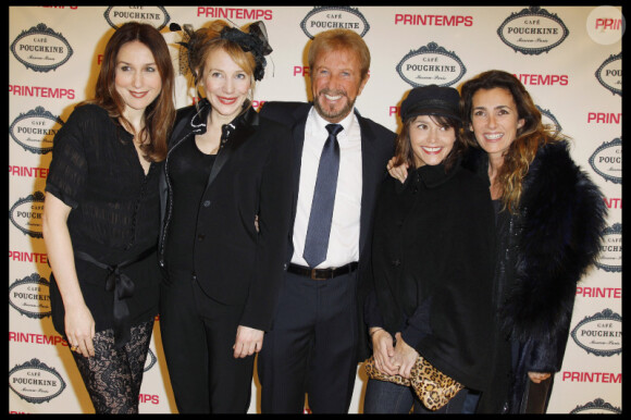 Andrey Dellos est entouré de Julie Depardieu, Elsa Zylberstein, Emma de Caunes et Mademoiselle Agnès au Café Pouchkine, le 1er février 2011.