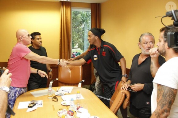 Christian Audigier rencontre le footballeur Ronaldinho à Rio, au Brésil, début février 2011
