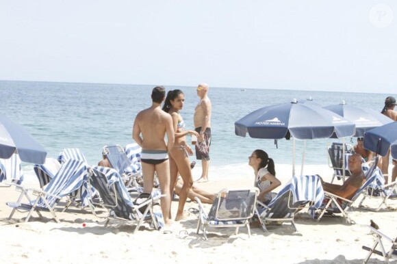 Christian Audigier sur la plage à Rio, au Brésil, tantôt joue au beach soccer, tantôt se fait masser, début février 2011