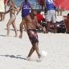 Christian Audigier sur la plage à Rio, au Brésil, tantôt joue au beach soccer, tantôt se fait masser, début février 2011