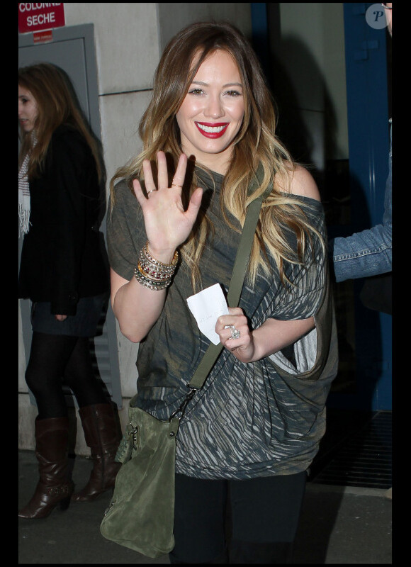 Hilary Duff quitte son hôtel parisien pour se rendre dans les studios de NRJ 12, vendredi 4 février.