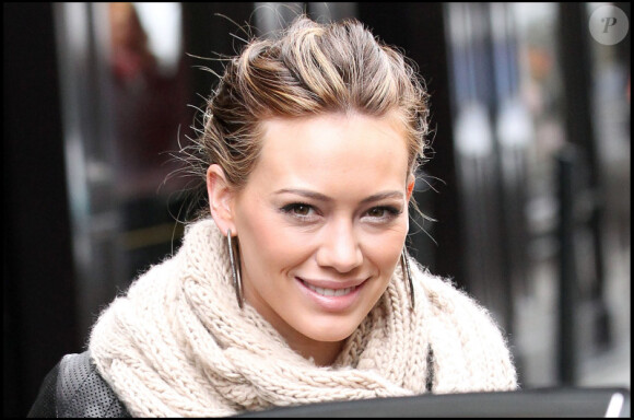Hilary Duff quitte son hôtel parisien pour une séance de shopping, samedi 5 février.