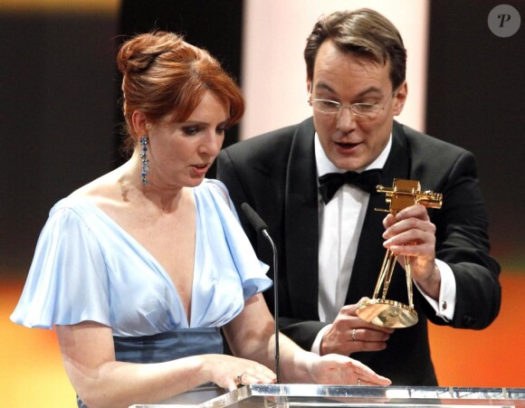Monica Lierhaus demande en mariage son compagnon Rolf Hellgardt lors des Golden Camera Awards à Berlin le 5 février 2011