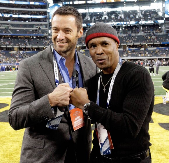 Hugh Jackman et Sugar Ray Leonard lors de la finale du Super Bowl 2011